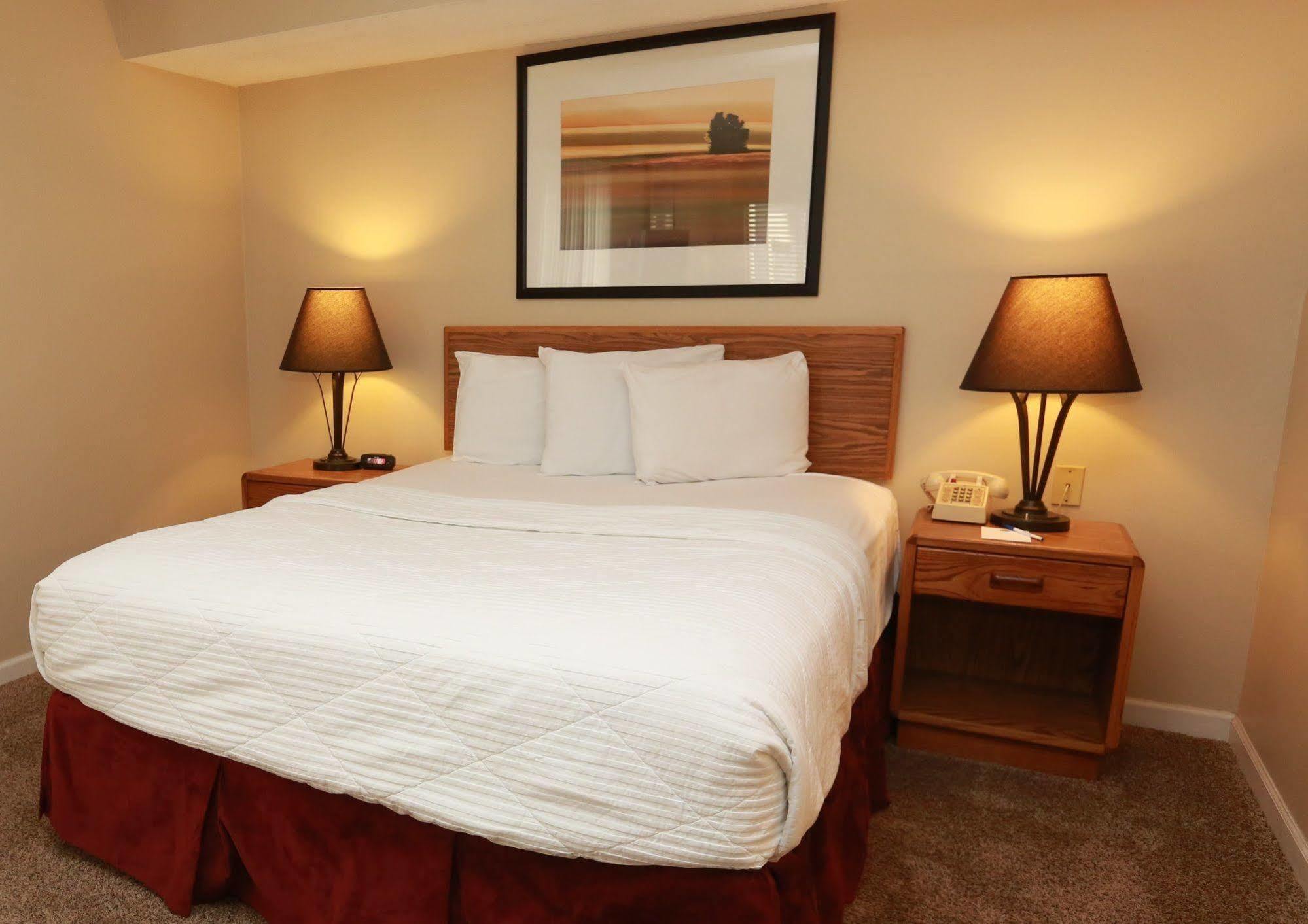 Clive Sterling Hotel And Suites מראה חיצוני תמונה