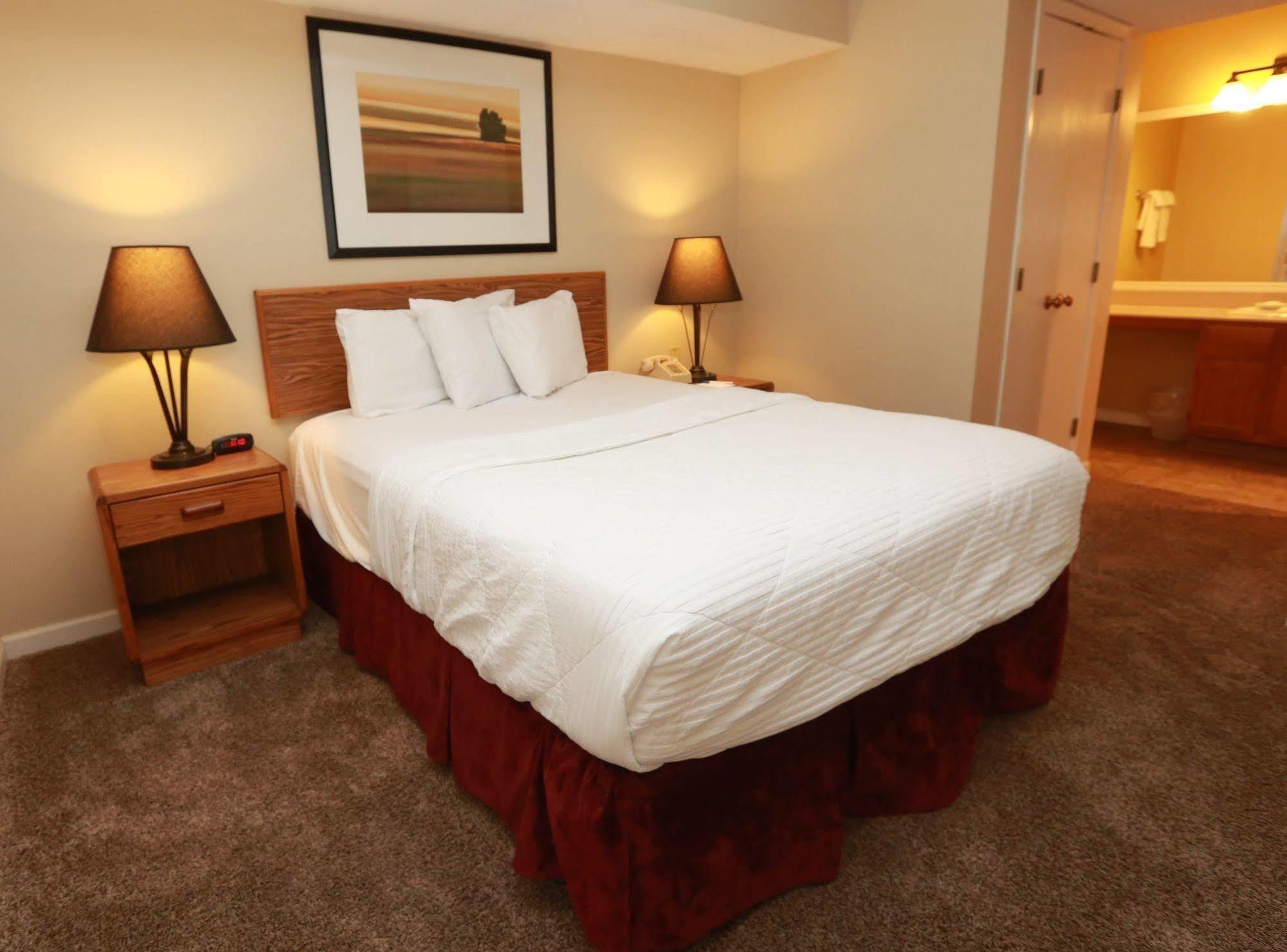 Clive Sterling Hotel And Suites מראה חיצוני תמונה