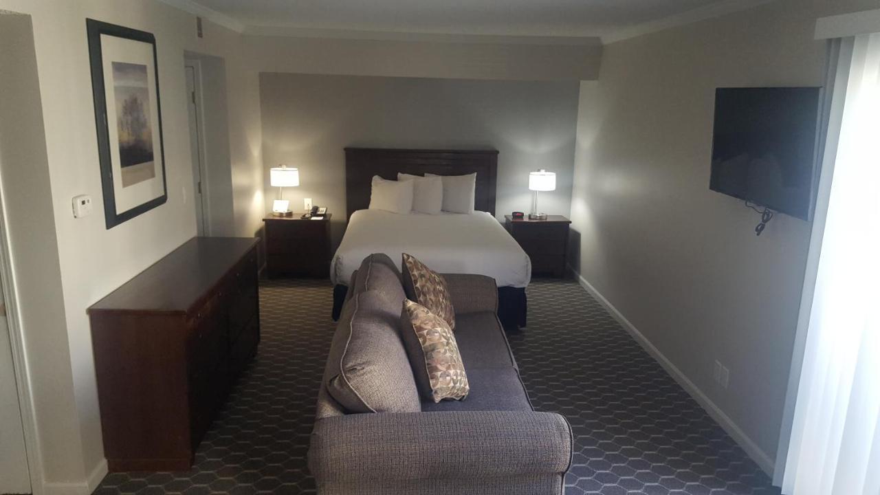 Clive Sterling Hotel And Suites מראה חיצוני תמונה