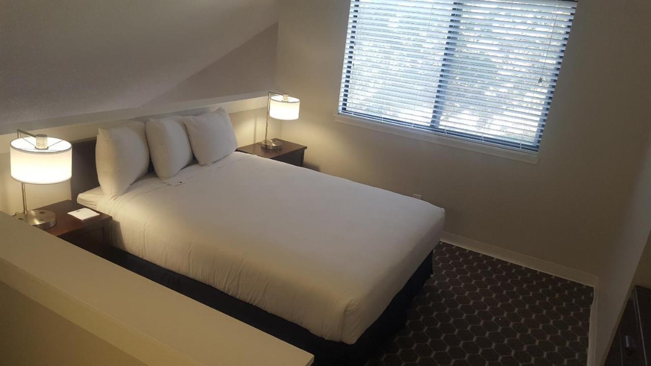 Clive Sterling Hotel And Suites מראה חיצוני תמונה