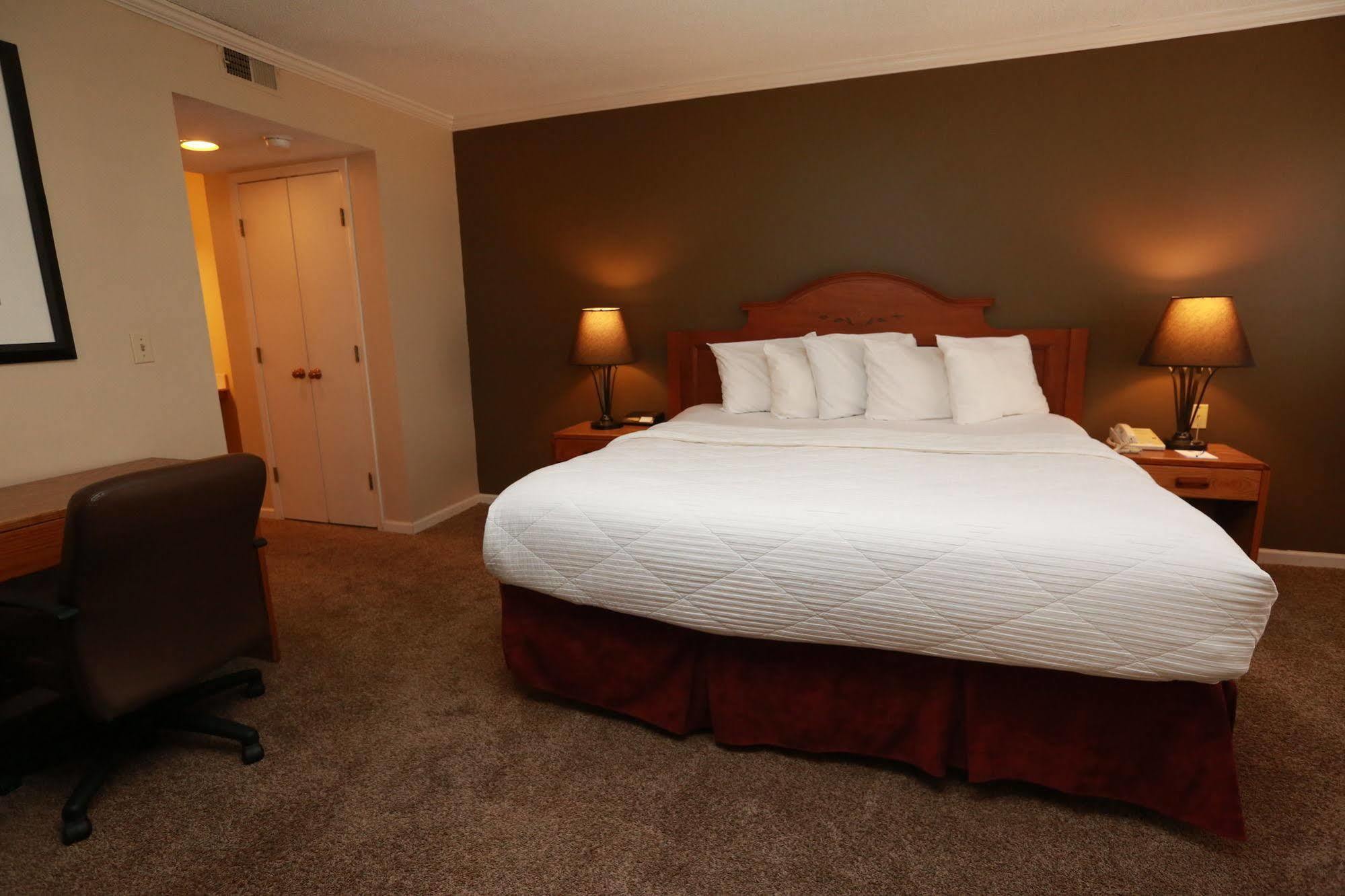 Clive Sterling Hotel And Suites מראה חיצוני תמונה