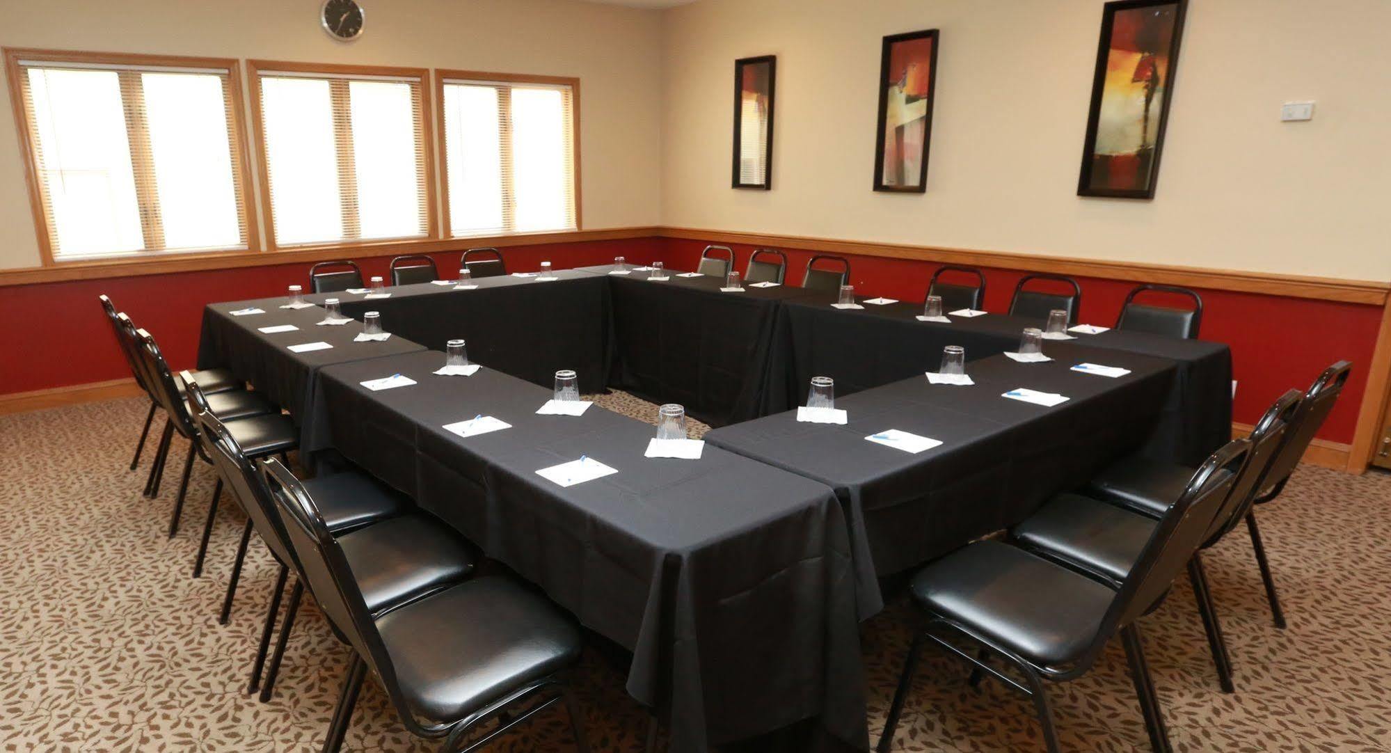 Clive Sterling Hotel And Suites מראה חיצוני תמונה