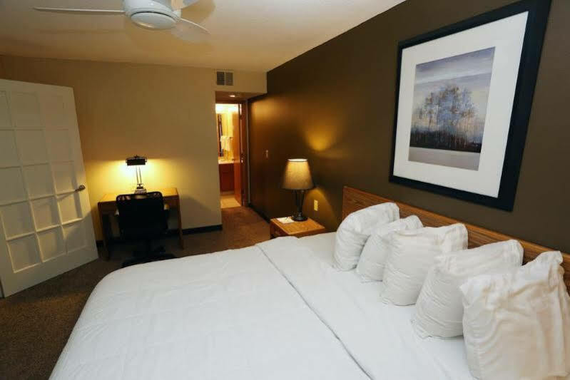 Clive Sterling Hotel And Suites מראה חיצוני תמונה